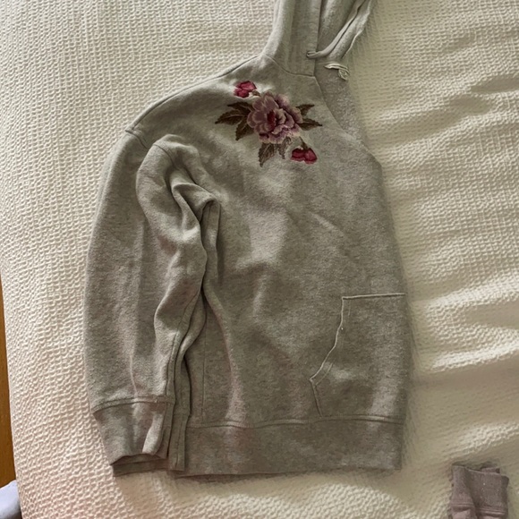 Cropped Sweatshirt - Picture 1 of 3